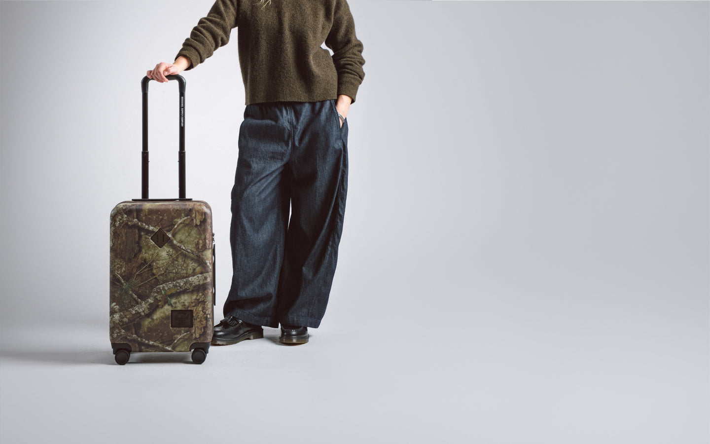 herschel-supply-heritage-large-co-luggage-with-realtree-apx-camo image 3