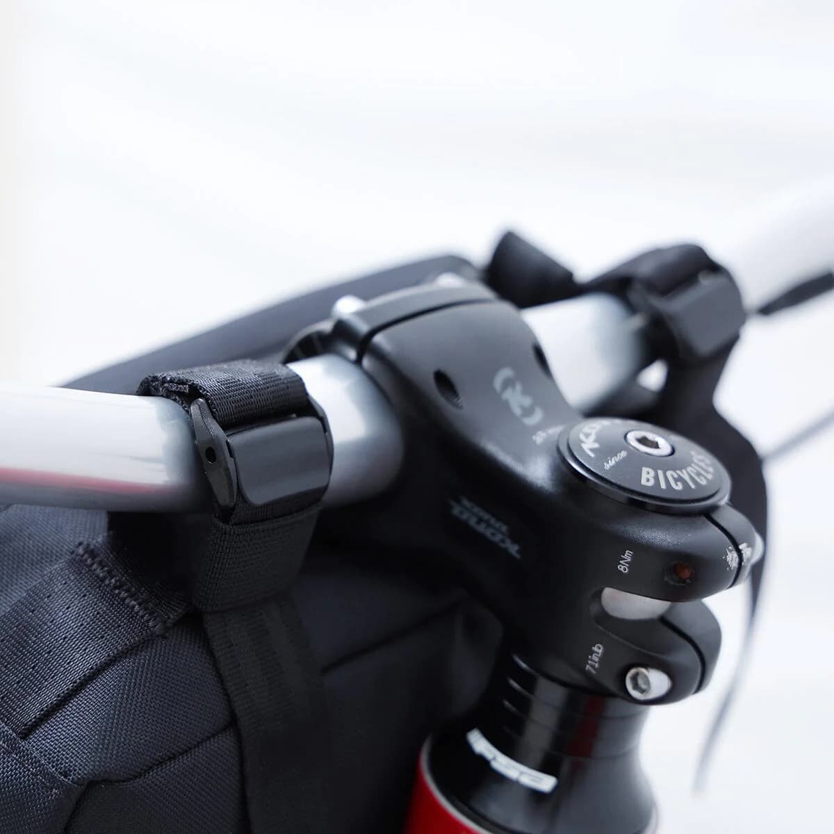 chrome-industries-holman-handlebar-bag-3l-bike-bag-with-one-hand-zipper-reflecti image 6